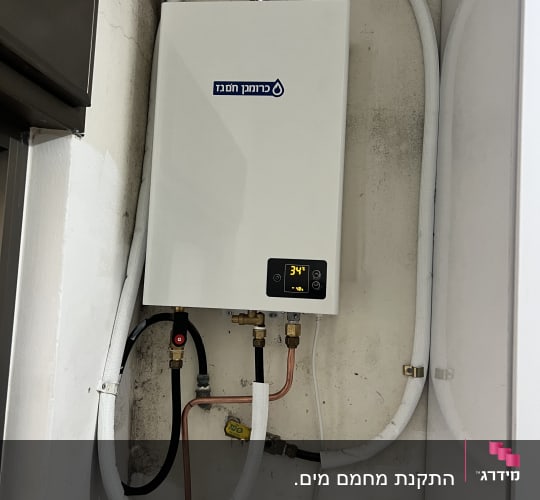 מחמם מים עם צינורות ומחברים, תצוגת טמפרטורה